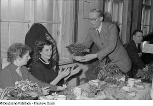 Übergabe von Blumengeschenken auf einer Veranstaltung zum Internationalen Frauentag