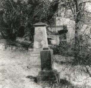 Görlitz. Alter Friedhof. Grabmale (wohl 1. Dr. 19. Jh., Sandstein)