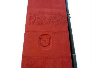 Stadtkirche-Chor im Norden- Textkartusche (Grabinschrift des Bürgers Caspar Korner) und Wappen Jahr 1612 im Strebepfeiler Nordost