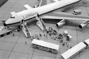 Basel (Schweiz): Ausstellung; Modell Lufthansa-Maschine; von oben
