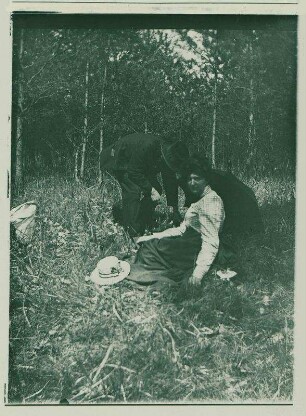 Clara Hertel (spätere Gaul) und August Gaul bei einer Rast in der Jungfernheide