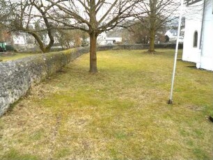 Kirchhof im Norden nach Osten mit Kirchhofmauer (Wehrgang im 18 Jh nach Auflassung des Kirchhofes und dessen Ausräuming abgetragen)