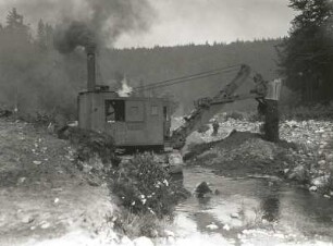 Gottleubatal. Hochwasserkatastrophe Juli 1957. Gottleubett oberhalb Pirna-Neundorf. Sanierungsmaßnahmen mit einem Bagger