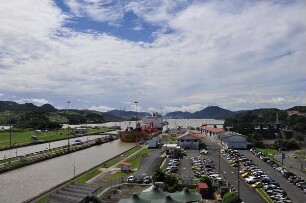 Kanalschleuse Miraflores mit Blick nach Osten : Den 80 km langen Panama-Kanal vom Atlantik zum Pazifik passieren pro Jahr ca. 14.000 Schiffe. An der Miraflores-Schleuse können Besucher die Passage großer Containerschiffe beobachten. Aufgenommen am 15. September 2011