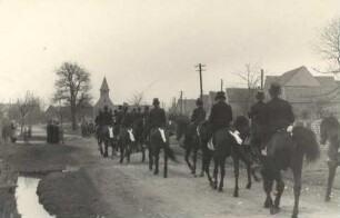 Osterreiter in Saalau : Gesellschaftliche Volkskultur - Frühling. Ort: Salow / Saalau. Die Ralbitzer Osterreiter reiten über Saalau nach Wittichenau.