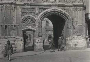 Canterbury. Christchurch Gate (1517). Teilansicht mit Durchblick auf die Kathedrale