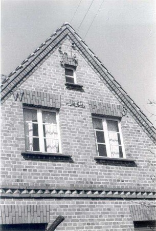 Fassadendetail in Sabrodt : Bauwesen - Exterieur. Ort: Zabrod / Sabrodt. Giebel, mit Metallbuchstaben bzw. -ziffern geschmückt.