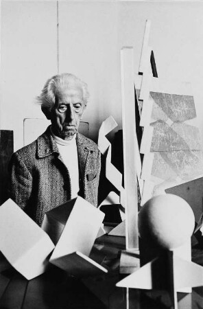 Der Maler Hermann Glöckner in seinem Atelier