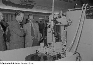Besucher an einer Produktionsmaschine in der sowjetischen Ausstellungshalle (Sowjetischer Pavillon)