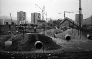 Freiburg, Weingarten: Kinderspielplatz mit Schuttberg, Stangen und Röhren