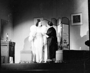 Scala: Pola Negri; (in der Garderobe; mit Pelz)