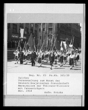 Zwickau, Veranstaltung zum Monat der Deutsch-Sowjetischen Freundschaft, Marschblock der Thälmann-Pioniere mit Fahnenträgern