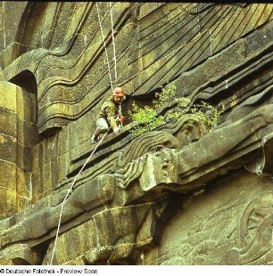 Völkerschlachtdenkmal : Angeseilter Bergsteiger klettert an der Fassade des Völkerschlachtdenkmals