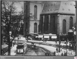 Katharinenkirche (Erdgeschoß) mit Läden von Westen, im Vordergrund Straßenbahn und Passanten