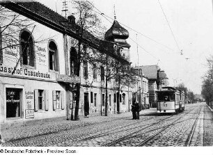 Cossebaude (Dresden-Cossebaude), Dresdner Straße. Gasthof Cossebaude. Straßenansicht mit Endhaltestelle der Straßenbahn