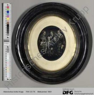 Fotografie der Familie des Oberforstmeisters [August] von Wintzingerode (Daguerreotypie, ovaler Rahmen aus Holz mit schwarzer Schellack-Lackierung, Messing-Innenring, geprägtes ovales Papierpassepartout)