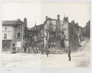 Ein durch eine deutsche Fliegerbombe zerstörtes Haus in Stenay (Frankreich)