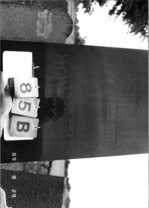 Grabstein 85 (Index: 100108204) Material: schwarzer Granit Zustand: gut Maße HxBxT: 216x59x31 cm Beschreibung: Obelisk mit getrepptem Sockel, unten rusticaartig: Grabstein 85B