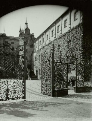 Dessau, Residenzschloss, Blick durch das Hoftor auf den Westflügel, den Johannbau
