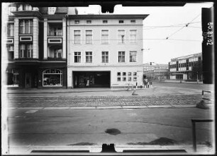 Potsdam, Friedrich-Ebert-Straße 10/9. Wohnhäuser mit Läden. Straßenfront