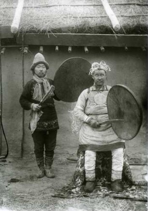 Nanai-Schamane mit Gehilfen.