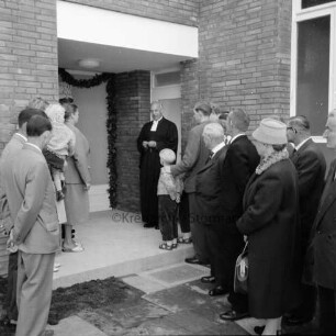 Evangelische Kirchengemeinde Reinfeld: Eichberg-Pastorat: Eichbergstraße: Einweihung: vor Haustür: Pastor Gerhard Radtke vor Schlüsselübergabe an Pastor Friedrich Berg, mit Familie: im Beisein von Architekt Franz Möller, Kirchenvorstand, Kirchenältesten, Gästen