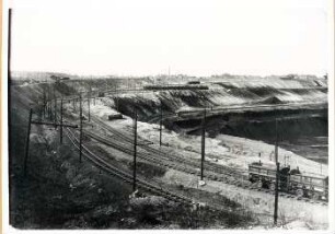 Drehpunkt im Tagebau Lobstädt mit Abraum- und Kohlenstraßen.