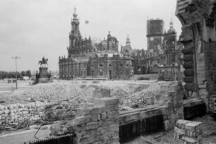 Dresden. Theaterplatz. Blick nach Südosten gegen Katholische Hofkirche und Schloß