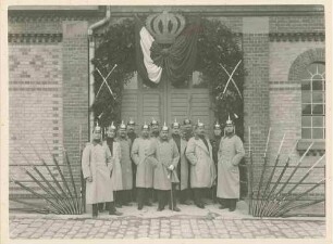 12 Offiziere des II. Bataillons vor Exerzierhaus der Bergkaserne, Garnison Stuttgart, anlässlich der Champigny-Feier 1902