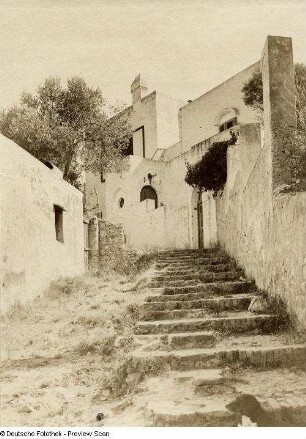 Capri. Via Cercola. Ansicht mit Eingang zur Villa Cercola (Nr. 6)