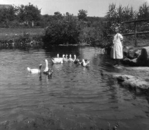 Mädchen an einem Teich