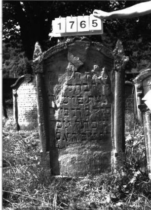 Grabstein 1765 (Index: 100096359) Maße HxBxT: 119x63x8 cm Symbolik: Krone, Schild: Grabstein 1765