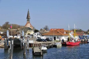 Schaprode - Hafen und Kirchturm : Blick auf das Dorf Schaprode auf der Insel Rügen vom Bodden aus, aufgenommen am 19. April 2011