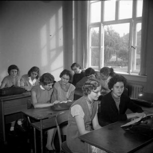 Kassel. Krankenhaus. Unterrichtsraum. Schwesternschülerinnen während der theoretischen Ausbildung