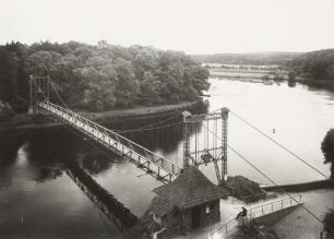 Grimma, Fußgängerbrücke : Grimma. Fußgängerbrücke über die Mulde am Colditzer Weg (Hängebrücke, erb. 1924). Ansicht von der Gattersburg