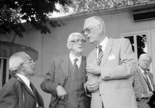 32. Tagung 1982 Physiker; Bayrisches Frühstück: S. Newman mit Kamera, Adolf Butenandt, Graf Lennart Bernadotte
