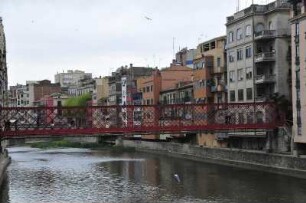 Girona - Fußgängerbrücke von Gustave Eiffel : Die Fußgängerbrücke "Pont de les Peixateries Velles" wurde 1877 von Gustave Eiffel konstruiert. Aufgenommen am 16. April 2012 in der Altstadt von Girona