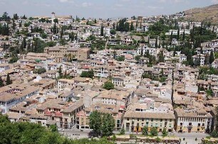 Granada - Blick vom Burgberg Alhambra : Totalübersicht von der Alhambra auf das Altstadtviertel Albaicin, aufgenommen 2007