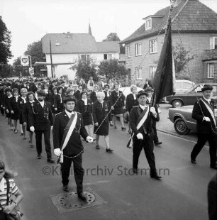Volks- und Schützenfest: 50-jähriges Jubiläum: Schützenverein von Trittau und Umgebung e.V. sowie Kreisschützenverband Stormarn e.V.: Festumzug mit Schützenabteilungen durch Kirchenstraße / Poststraße: vorn rechts Fahnenträger Herbert Brüggemann