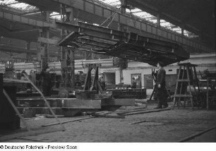 Gestell eines Waggons am Hallenkran