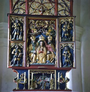 Hochaltar mit Marienkrönung und vier Ritterheiligen