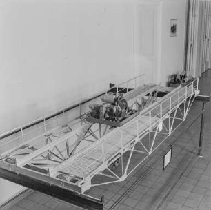 Kran, Ingenieur-Schule für Fördertechnik : Bautzen. Ingenieurschule für Fördertechnik. Modell eines Kranes