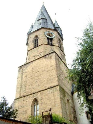 Stadtkirche-Kirchturm von Ostnordosten (Spätromanischer Chorturm mit Turmchor-Glockengeschoß und Dach mit Erkertürmchen Spätgotisch)