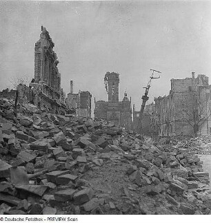 Dresden. Blick über einen Trümmerschuttberg gegen die Ruine der Lukaskirche