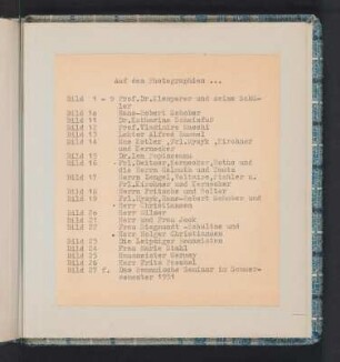 Vorsatz Rückdeckel, fliegendes Blatt (recto) mit Foto-Verzeichnis : Unserem Ordinarius Herrn Prof. Dr. Viktor Klemperer zu seinem 70. Geburtstag in Liebe und Verehrung. Das Romanische Seminar der Unviversität Halle. Halle, den 9. Oktober 1951