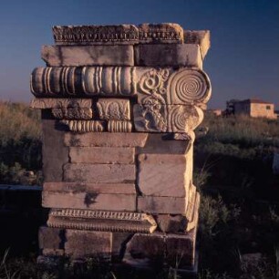 Samos. Heraion. Flügelaltar des Rhoikos, neu aufgestellt, 6. Jh. v. Chr. E70