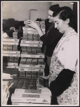 Zwei Frauen beim Verpacken von Riemenhaken