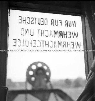Spiegelverkehrte Schrift auf einem Zugfenster "Nur für deutsche Wehrmacht und Wehrmachtgefolge"
