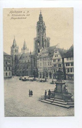 "St. Kilianskirche mit Mayerdenkmal" - Außenansicht der Kilianskirche von Nordwesten mit den Häusern Kaiserstraße 32 und 34, Marktplatz mit Robert-Mayer-Denkmal und Marktständen