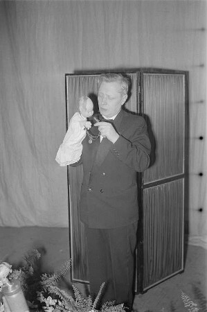 Szenenbilder aus einem Puppentheaterstück, aufgeführt in einem Gastspiel des Staatlichen zentralen Puppentheaters Moskau in Berlin : Puppenspieler Sergej Obraszow
